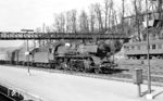 41 216 (Bw Fulda) ist mit einem Güterzug im Bahnhof Marburg (Lahn) eingefahren. (19.03.1962) <i>Foto: Karl Wyrsch, Slg. D. Ammann</i>